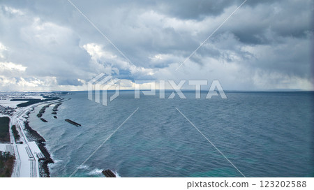 Snowy coastal area of Nyuzen Town, Toyama Prefecture Snowy coastal area of Nyuzen Town, Toyama Prefecture 123202588