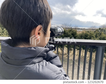 葛西臨海公園裡的孩子正在用望遠鏡觀察 123202670