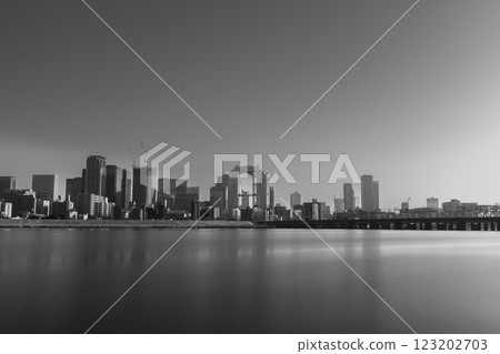 單色的城市天際線和平靜的水面 123202703