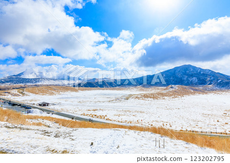 Kusasenrihama and Mount Aso in winter, Aso City, Kumamoto Prefecture 123202795