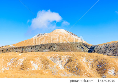 Mt. Kishima in winter, Aso City, Kumamoto Prefecture Mt. Kishima in winter, Aso City, Kumamoto Prefecture 123203050