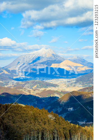 Mount Yufu seen from the Hebigoe Observatory in winter, Yufu City, Oita Prefecture 123203215