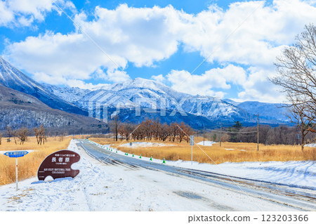大分縣九重郡山並高速公路長者原的冬天 大分縣九重郡山並高速公路長者原的冬天 123203366