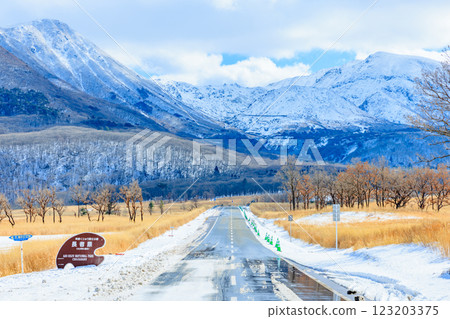 大分縣九重郡山並高速公路長者原的冬天 大分縣九重郡山並高速公路長者原的冬天 123203375