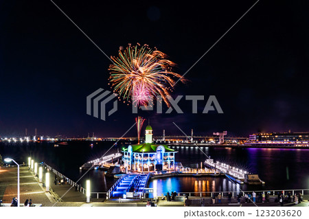 Kanagawa Prefecture: Yokohama Night Flowers - Fireworks that light up Yokohama Port 123203620