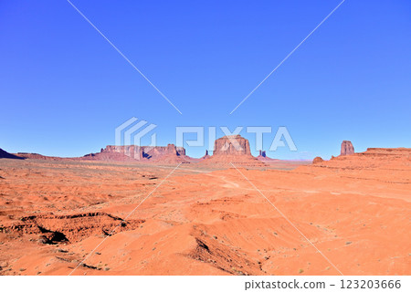 從約翰福特角俯瞰紀念碑谷 從約翰福特角俯瞰紀念碑谷 123203666