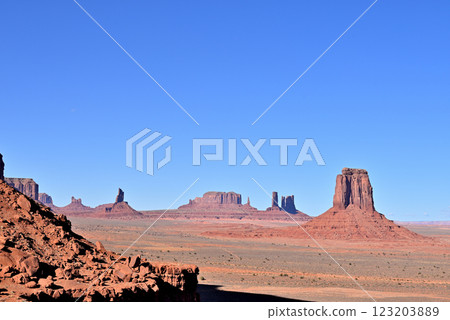 從藝術家角俯瞰紀念碑谷 123203889