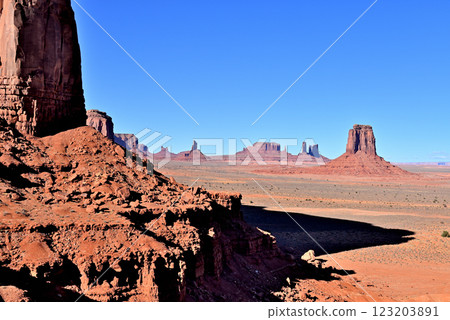 從藝術家角俯瞰紀念碑谷 從藝術家角俯瞰紀念碑谷 123203891