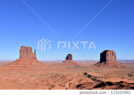 從約翰·韋恩角俯瞰米滕山丘和梅里克山丘 123203902