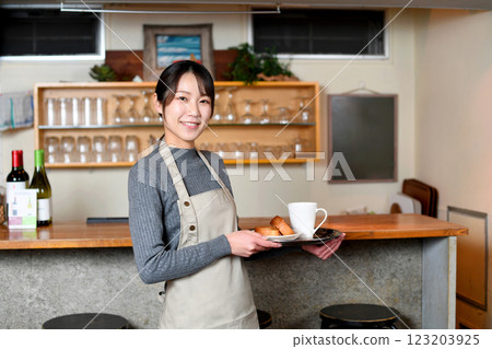 在餐廳工作的年輕亞洲女性 123203925