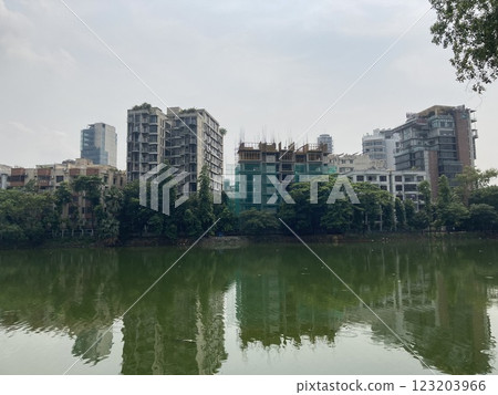 孟加拉國達卡湖面上倒映的住宅區 123203966