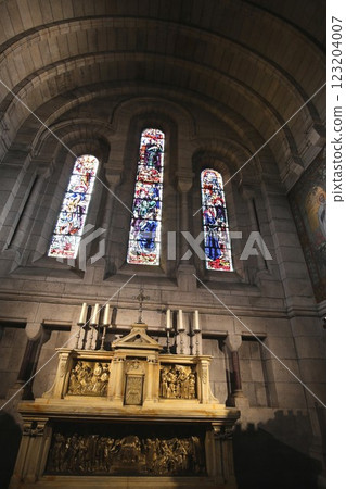 蒙馬特聖心大教堂的祭壇和彩色玻璃 123204007