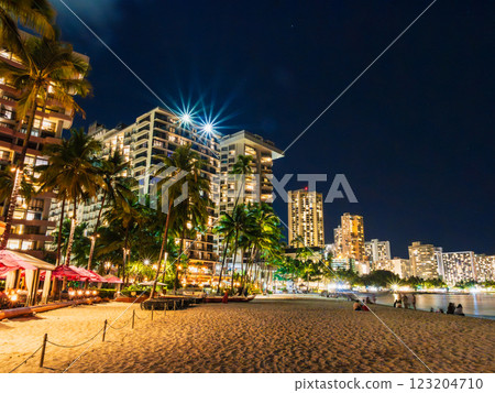 威基基海灘在夏威夷在晚上 威基基海灘在夏威夷在晚上 123204710