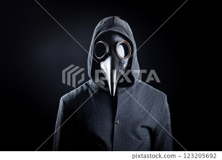 一名戴著瘟疫面具的男子。黑色背景。 一名戴著瘟疫面具的男子。黑色背景。 123205692