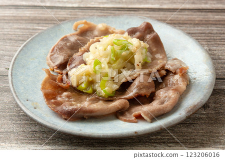 Grilled pork tongue with salt and green onions 123206016
