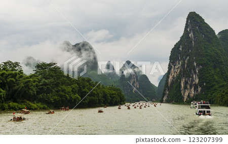 Tourists travel through scenic landscapes along the Li river from Guilin to Yangshou, China 123207399