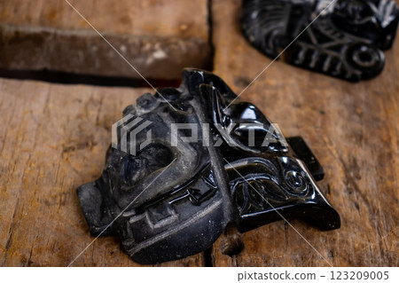 Elaboration of obsidian crafts at the Teotihuacan archaeological site. 123209005