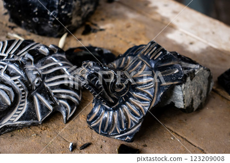 Elaboration of obsidian crafts at the Teotihuacan archaeological site. 123209008