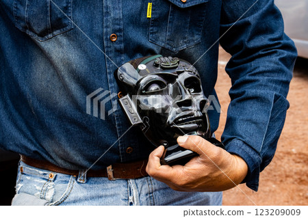 Tourist guide showing an obsidian handcraft to a group of visitors at the Teotihuacan archeological site. 123209009