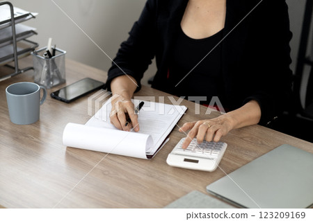 senior business woman is using a calculator 123209169
