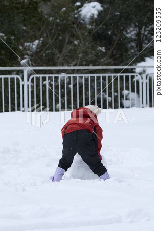 Parents and children making a snowman 123209555