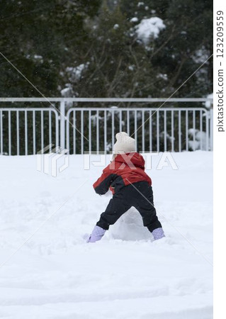 Parents and children making a snowman 123209559