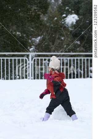 Parents and children making a snowman Parents and children making a snowman 123209562
