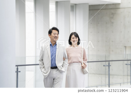 一對50多歲的微笑夫婦 123211904