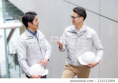 在辦公樓工作的工人 在辦公樓工作的工人 123212004