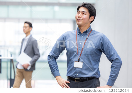 一名男子在辦公室大廳工作的圖片 一名男子在辦公室大廳工作的圖片 123212024