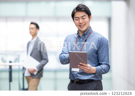 Image of a man working in an office lobby 123212028