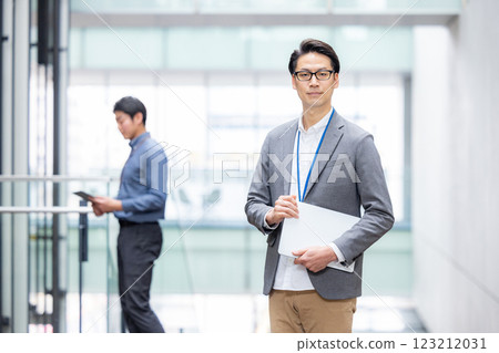 一名男工程師在辦公室的電腦上工作 123212031