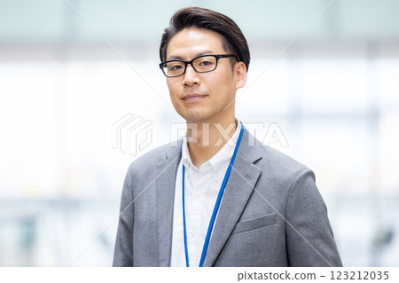 一名男工程師在辦公室的電腦上工作 123212035