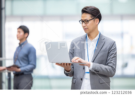 一名男工程師在辦公室的電腦上工作 123212036