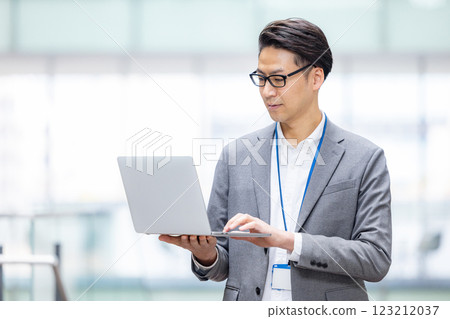 一名男工程師在辦公室的電腦上工作 123212037