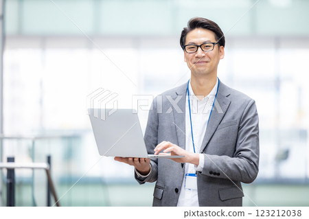 一名男工程師在辦公室的電腦上工作 123212038