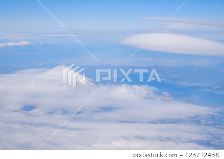 從飛機上俯瞰富士山的雲霧 從飛機上俯瞰富士山的雲霧 123212438