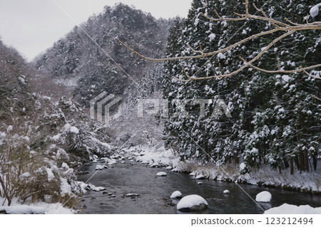 Snow scenery in the valley, Akanishi Valley, Hyogo Snow scenery in the valley, Akanishi Valley, Hyogo 123212494
