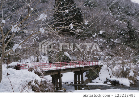 兵庫縣赤西溪谷的山谷雪景 兵庫縣赤西溪谷的山谷雪景 123212495