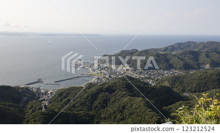 Kanaya Port (Futtsu, Chiba Prefecture) and the area around JR Hamakanaya Station, taken from the observation deck at the top of Mt. Nokogiri Kanaya Port (Futtsu, Chiba Prefecture) and the area around JR Hamakanaya Station, taken from the observation deck at the top of Mt. Nokogiri 123212524
