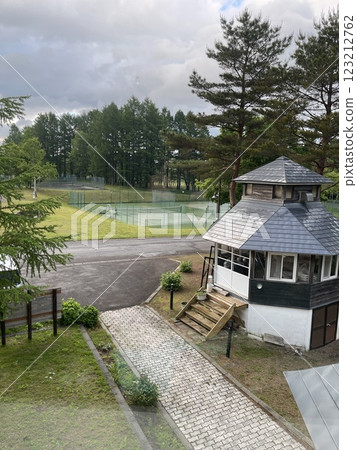 森林中的網球場與復古涼亭 123212762