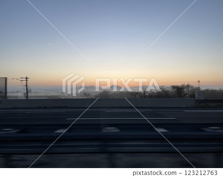 東北高速公路上美麗的早晨景色標誌著旅程的開始 123212763