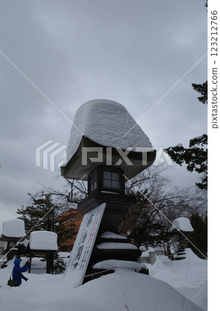 小瓶的雪景和歷史悠久的燈籠 123212766