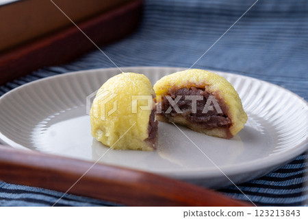 托盤上的會津柳津特產阿瓦饅頭（會津棉花） 123213843