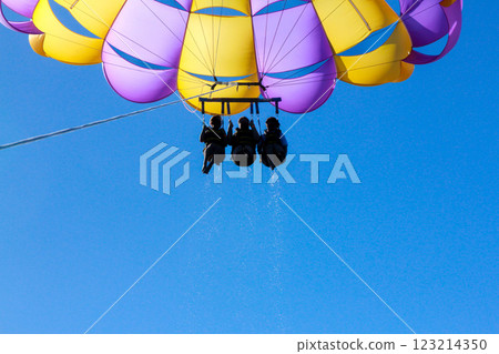 Parasailing 123214350