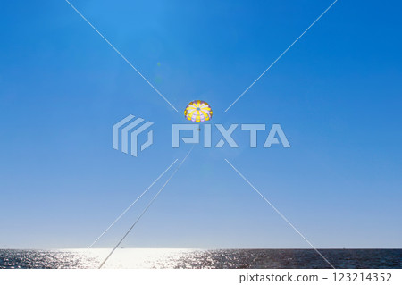Parasailing 123214352