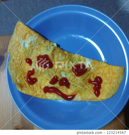 Omelette with a face drawn in ketchup 123214567