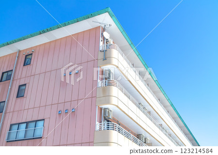Blue sky and the exterior of a care facility 123214584