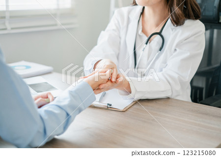 A healthcare professional consulting with a patient in a modern medical office, emphasizing care and communication. 123215080