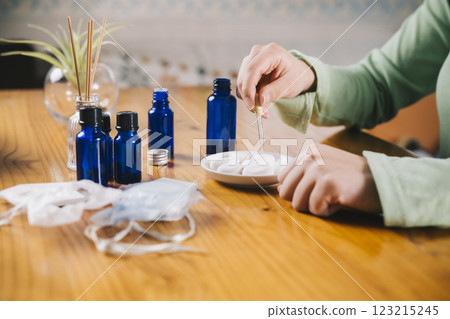 女人的手透過芳香療法放鬆 123215245